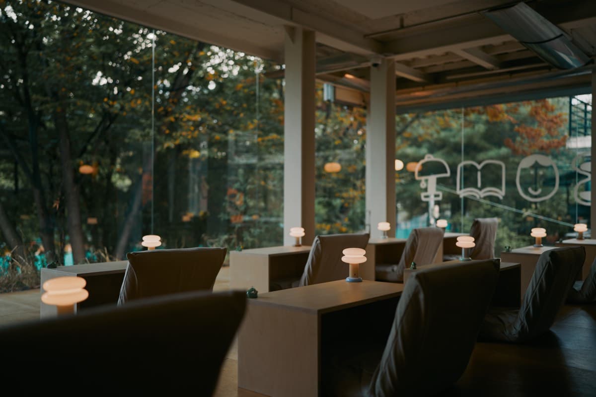 조명이 늘어선 좌석